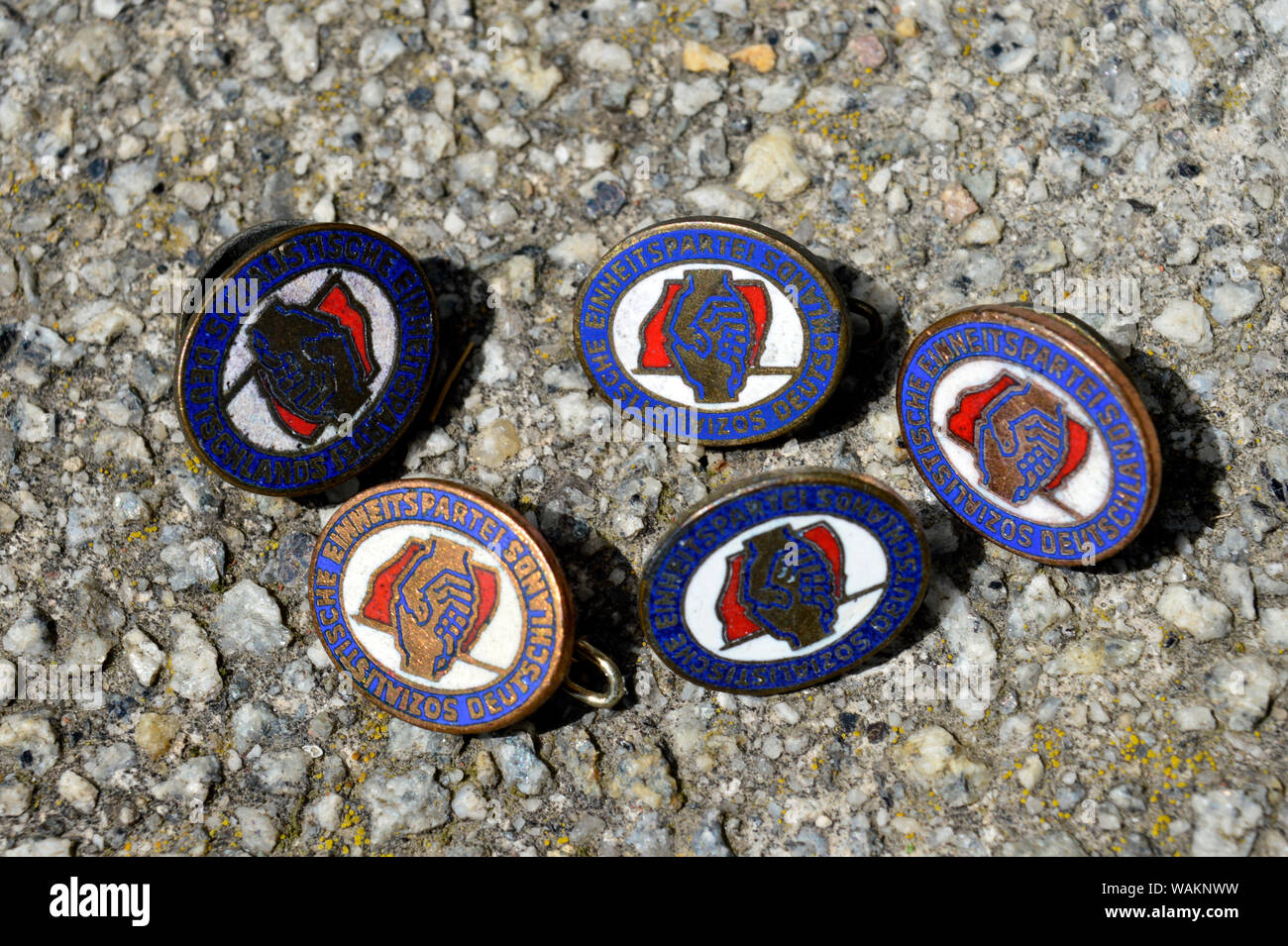 Leipzig, Deutschland. 09 Juni, 2019. Mehrere Partei Abzeichen der SED (Sozialistische Einheitspartei Deutschlands), das auf der Jacke getragen wurden, liegen nebeneinander. Credit: Volkmar Heinz/dpa-Zentralbild/ZB/dpa/Alamy leben Nachrichten Stockfoto