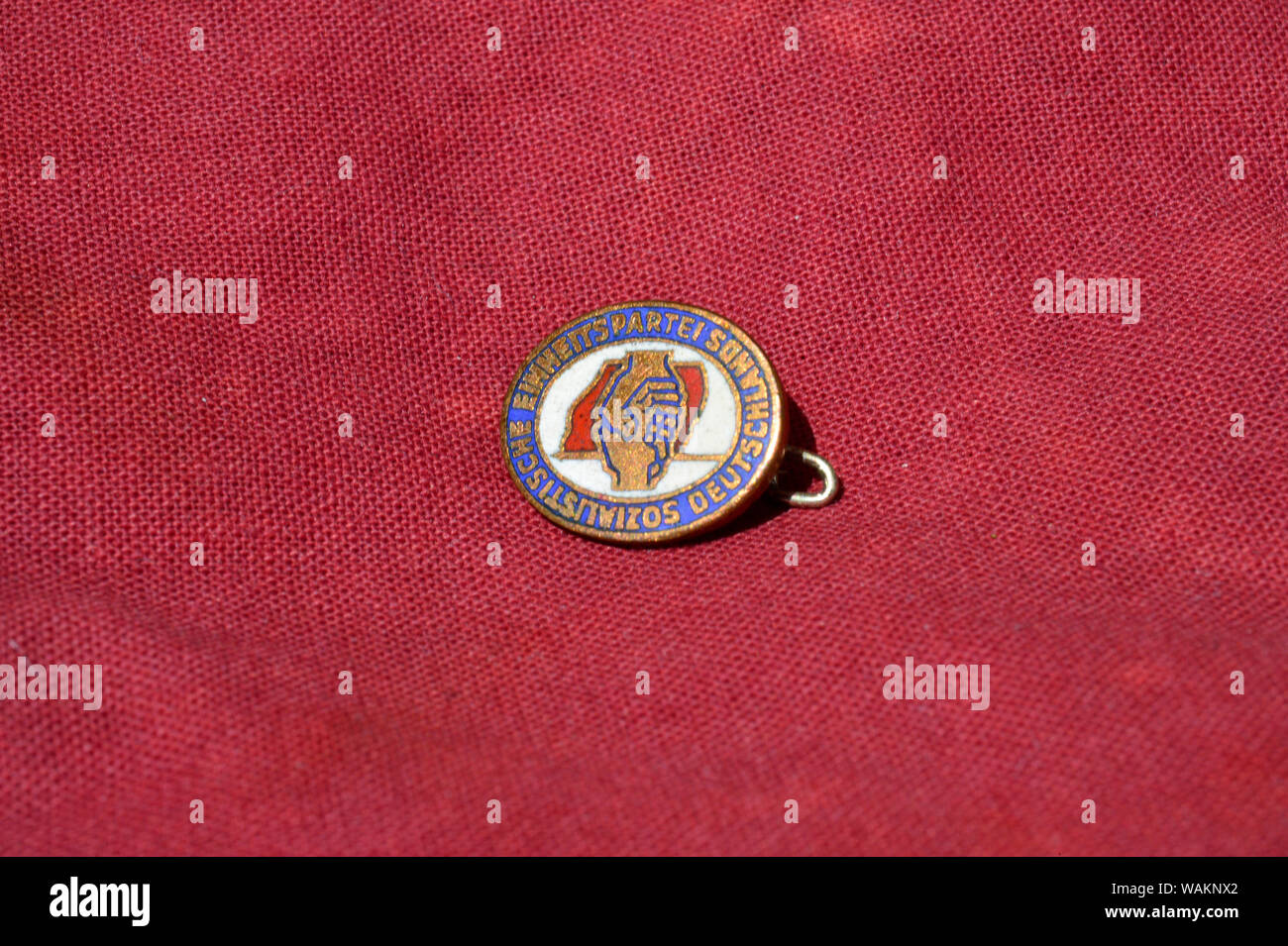Leipzig, Deutschland. 09 Juni, 2019. Mehrere Partei Abzeichen der SED (Sozialistische Einheitspartei Deutschlands), das auf der Jacke getragen wurden, liegen nebeneinander. Credit: Volkmar Heinz/dpa-Zentralbild/ZB/dpa/Alamy leben Nachrichten Stockfoto