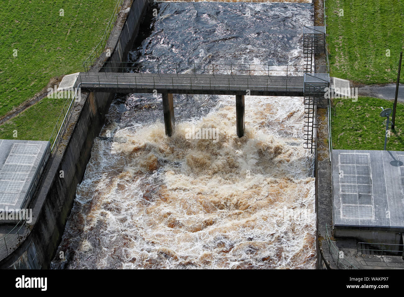 Thruscross Behälter Dam Wasser in den Fluss Washburn Stockfoto