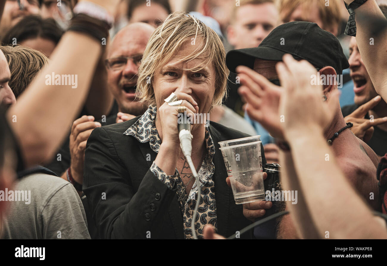 Kopenhagen, Dänemark. 20. Juni, 2019. Die schwedische Hardcore Punk Band abgelehnt, führt ein Live Konzert während der dänischen Heavy Metal Festival Copenhell 2019 in Kopenhagen. Hier Sänger Dennis Lyxzen ist mit dem Festival Massen gesehen. (Foto: Gonzales Foto - Nikolaj Bransholm). Stockfoto