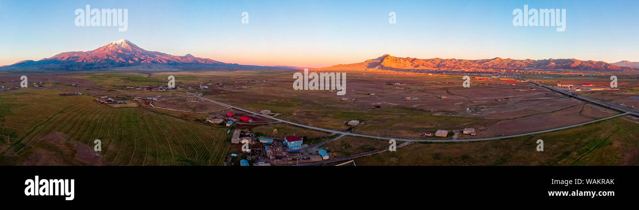 Luftaufnahme des Ararat, Agri Dagi. Der höchste Berg in der Türkei an der Grenze zwischen der Region Agri und Igdir. Dogubayazit Stockfoto