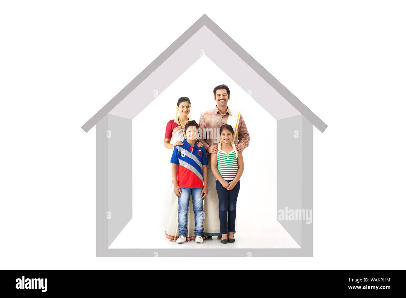 Südindische Familie, die in einem Traumhaus zusammensteht Stockfoto