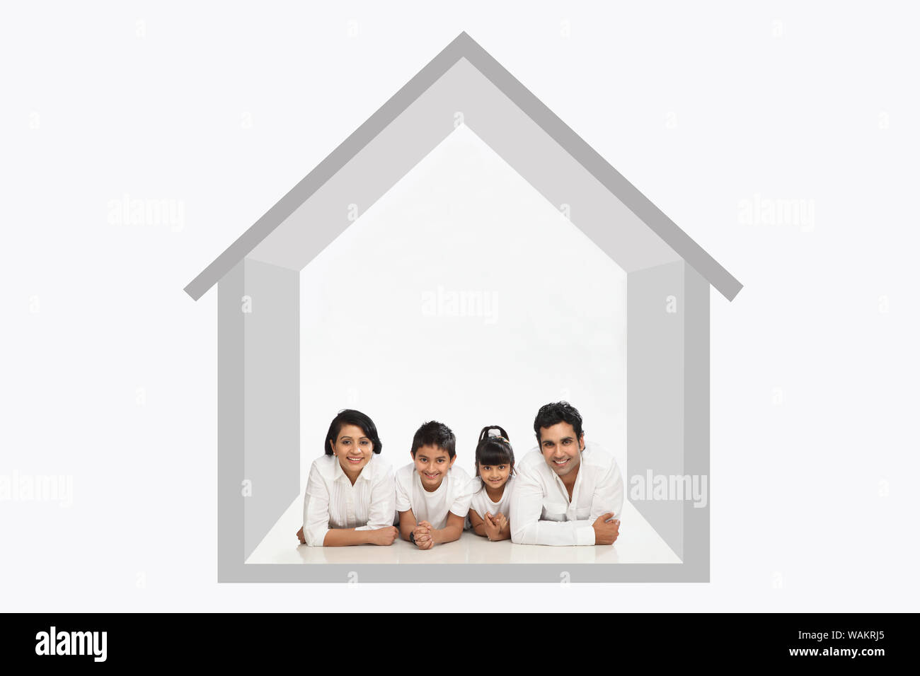 Familie liegt in einem Traumhaus Stockfoto