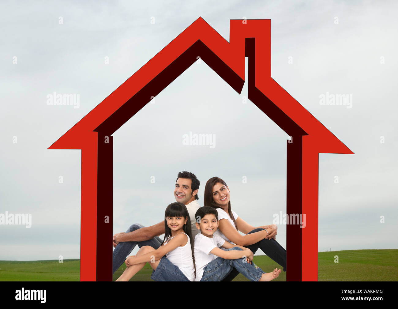 Familie sitzt in einem Traumhaus Stockfoto