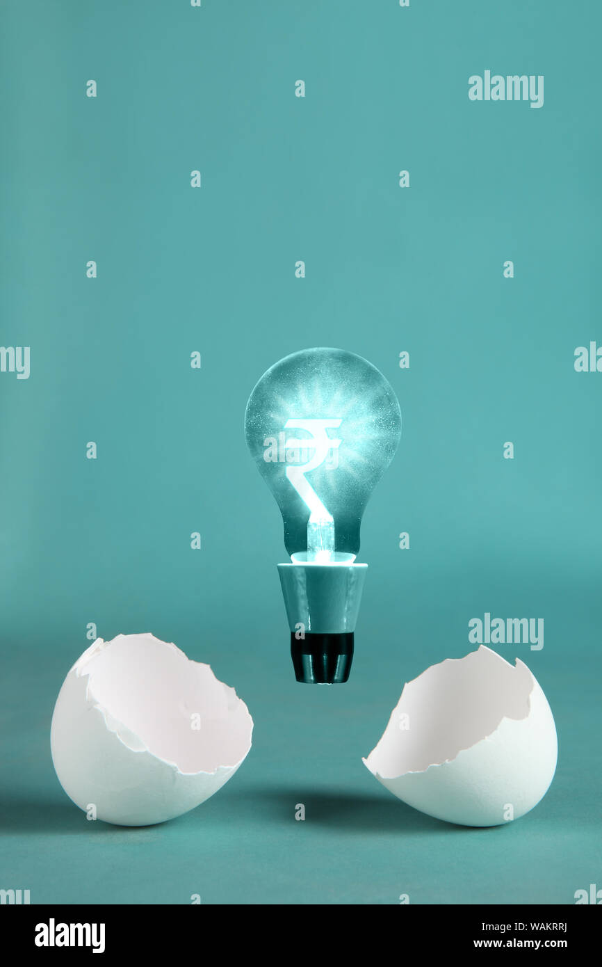 Zerbrochenes Ei und Glühbirne mit Rupie-Symbol wird herausgezogen Stockfoto