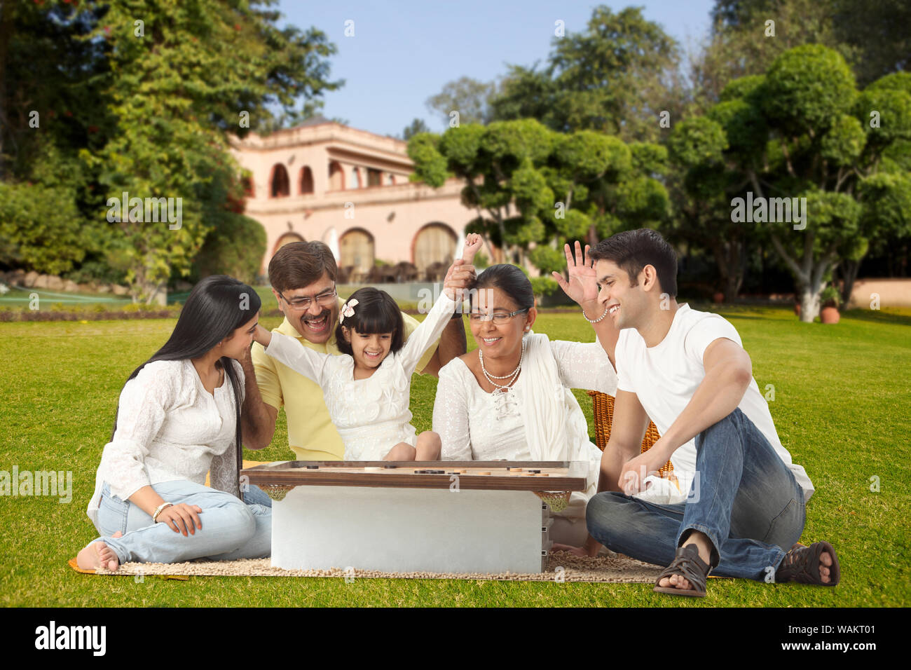 Familie spielt Karambol auf einem Rasen Stockfoto