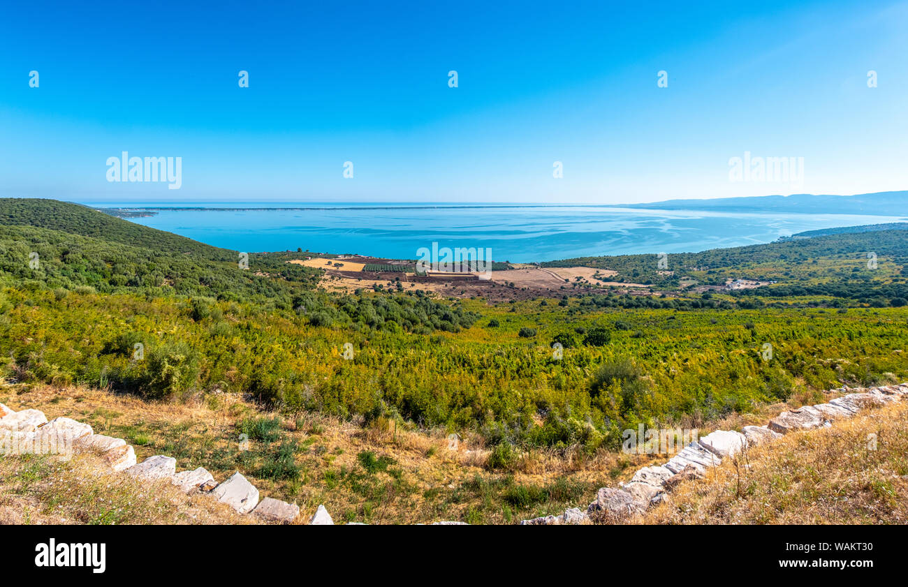 Mit Panoramablick auf den Lago di Varano in Gargano - Apulien - Italien - am Horizont die Adria Stockfoto
