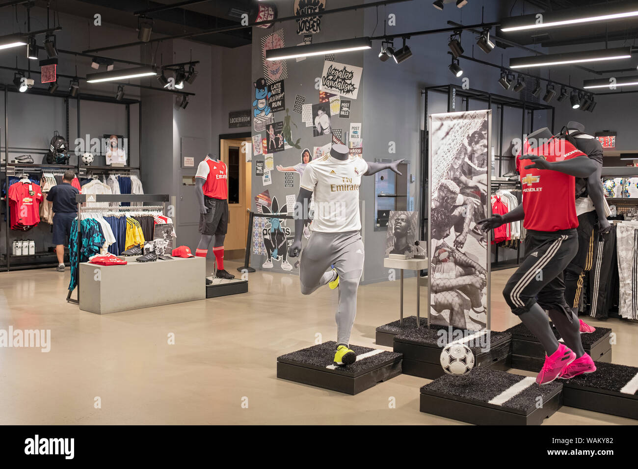 Fußball Trikots und Ausrüstung zum Verkauf im Adidas Store am Broadway in  Greenwich Village, Manhattan, New York City Stockfotografie - Alamy
