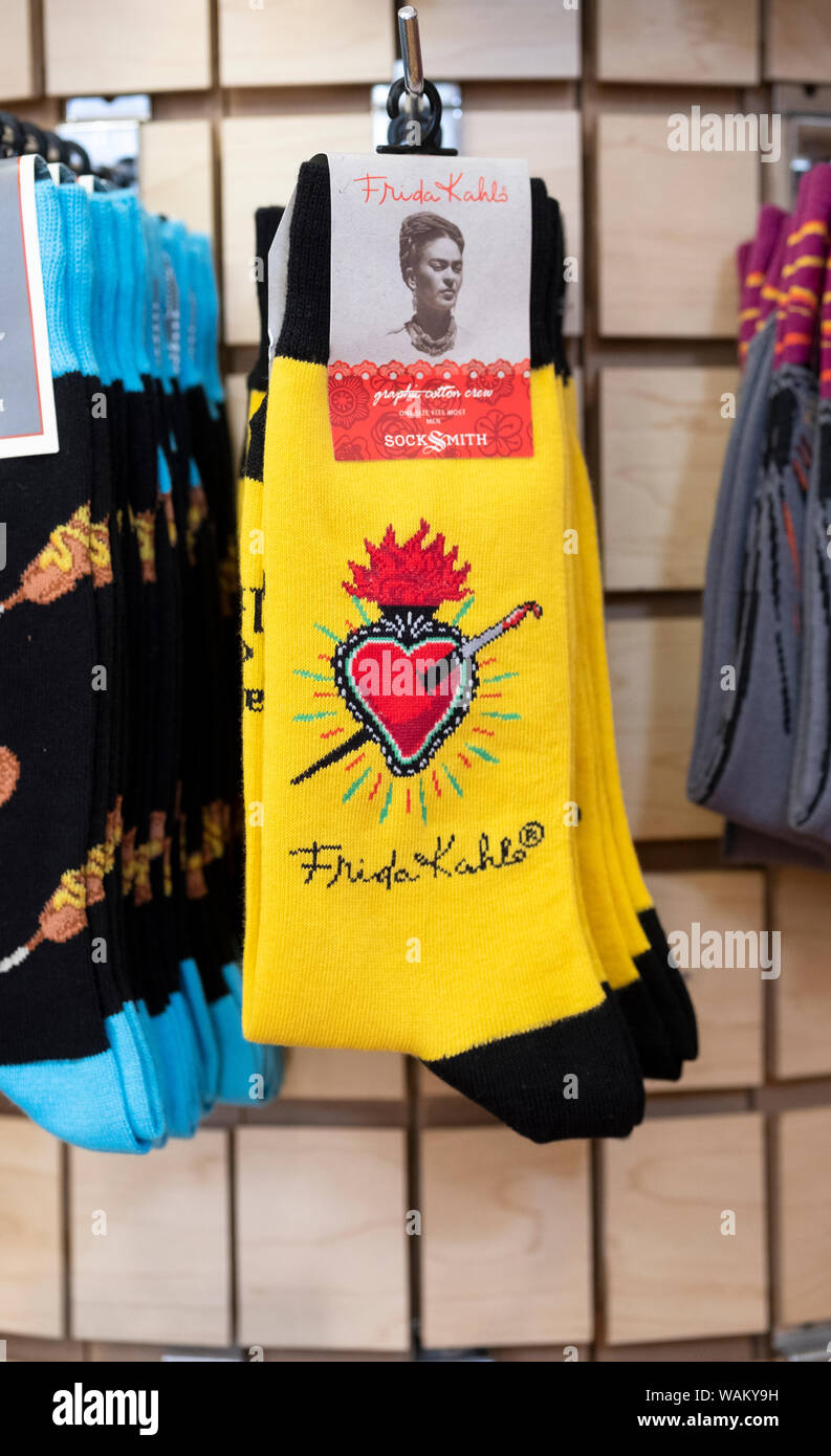 FRIDA KAHLO SOCKEN zum Verkauf an der Strand Book Store in Greenwich Village, Manhattan, New York City. Stockfoto