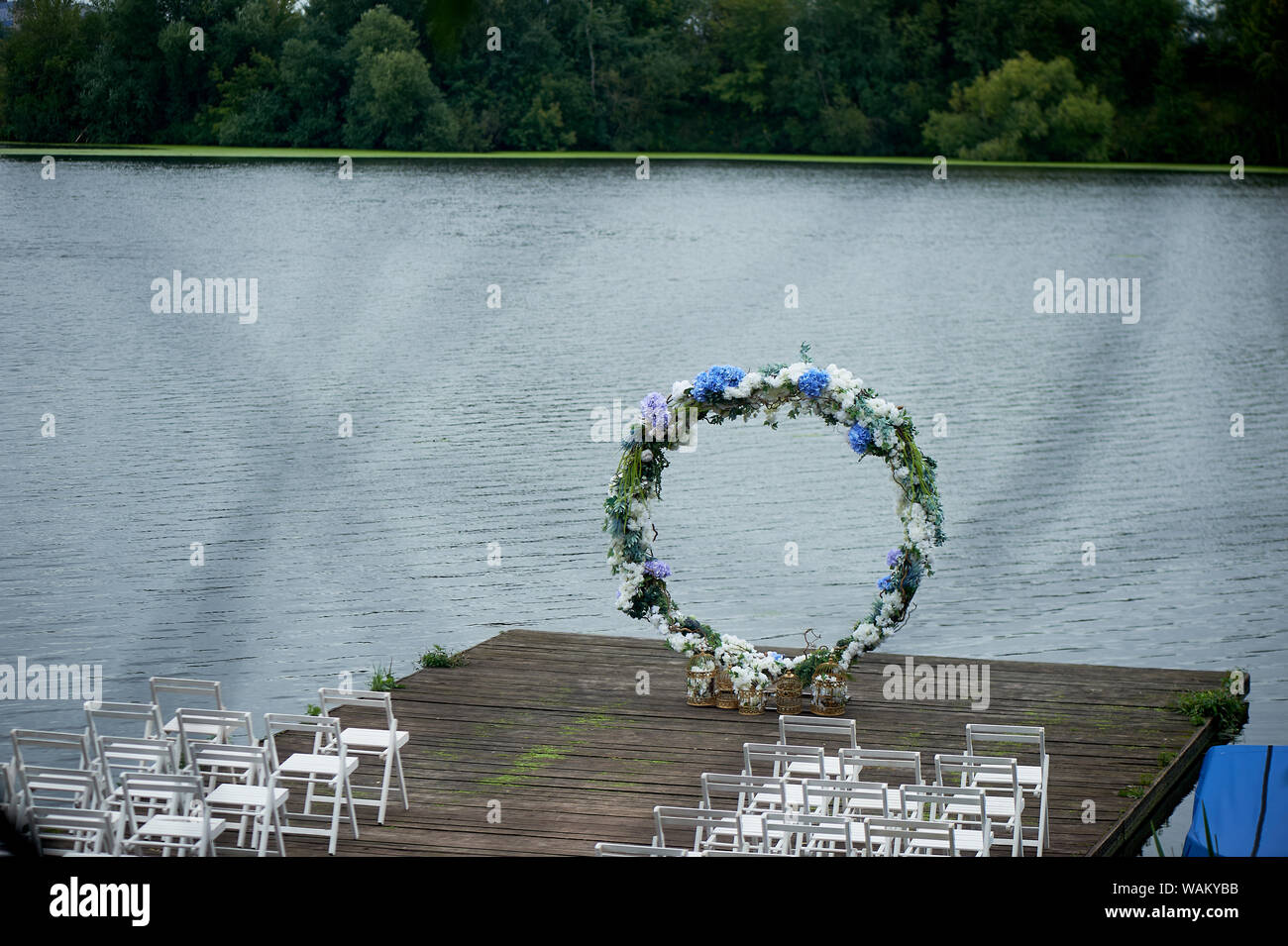 Rundbogen mit weißen und blauen Blüten. Check-out auf dem Fluss oder See.Hochzeitsregistrierung. Stockfoto