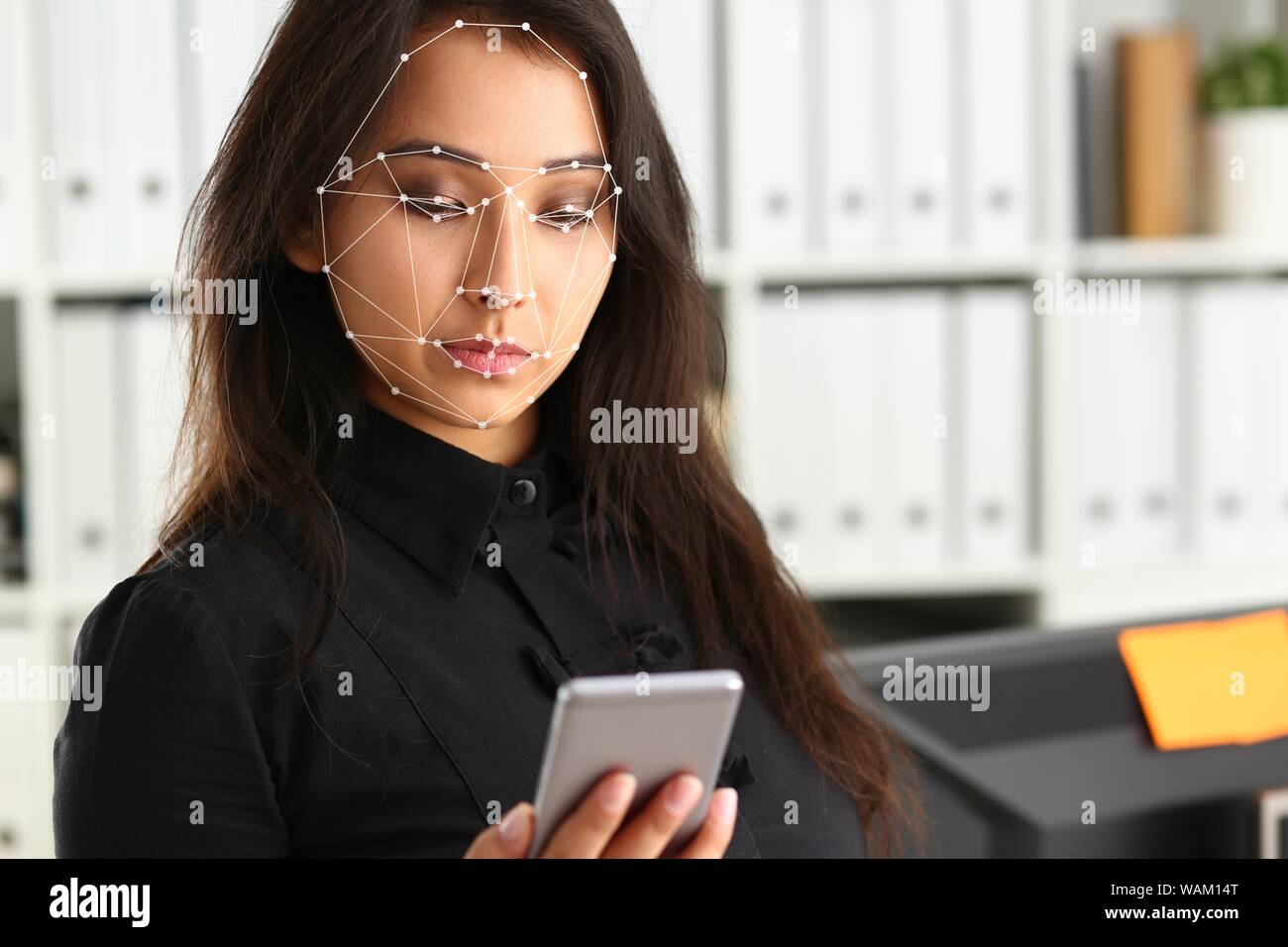 Business woman Blick auf Smartphones. Stockfoto