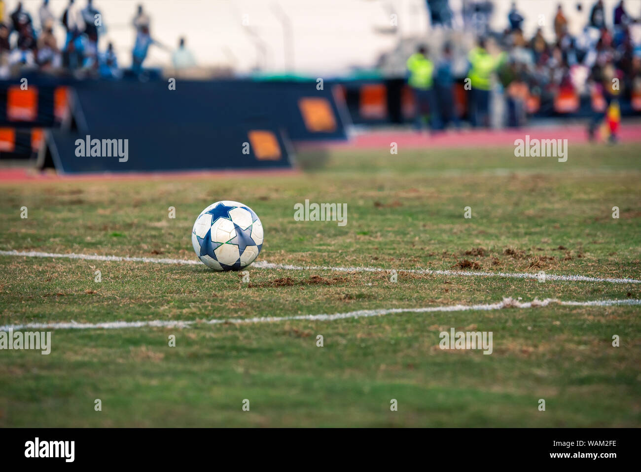 Fußball die Fußball-Feld und die Zuschauer auf den Tribünen Stockfoto