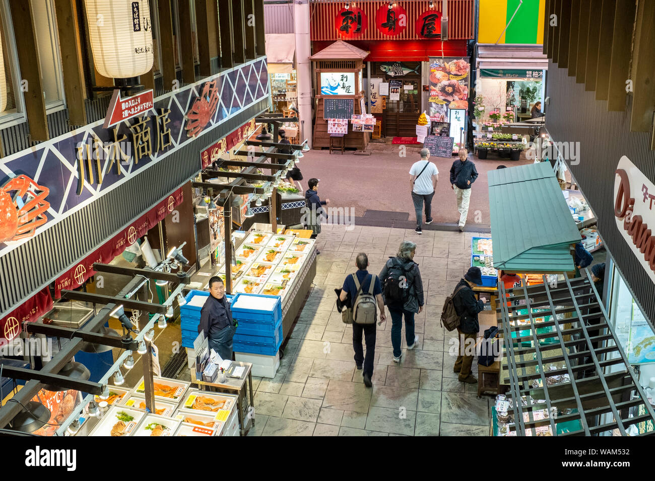 Käufer in der Omi-cho (omicho) frische Lebensmittel Markthalle in Kanazawa, Japan Stockfoto