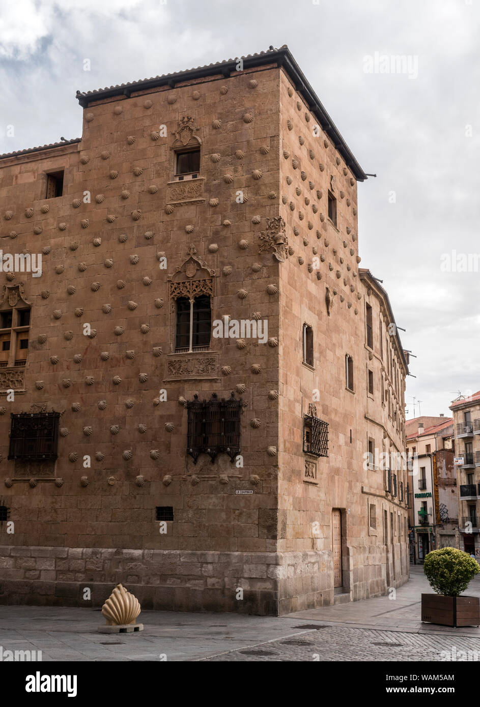 Salamanca, Spanien: 18. August 2019: Haus der Muscheln (Casa de las Conchas) in Salamanca, Spanien. Die Architektur umfasst Gothic, maurischen und Italienische s Stockfoto