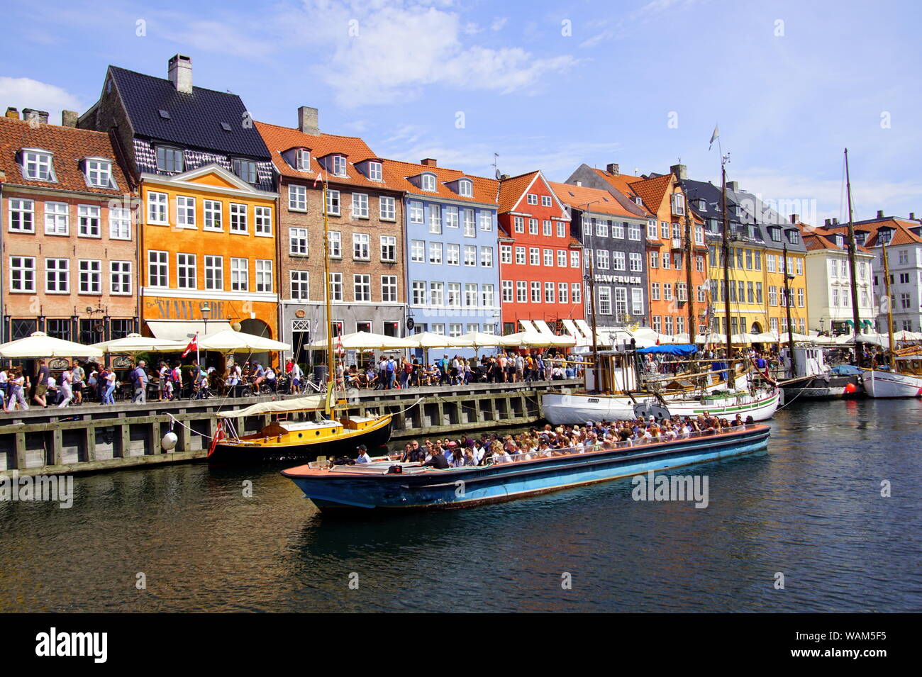 Kopenhagen, Dänemark - 20. Juli 2019: Touristen sitzen in einem Touristenkanalboot in der Altstadt von Kopenhagen. Stockfoto