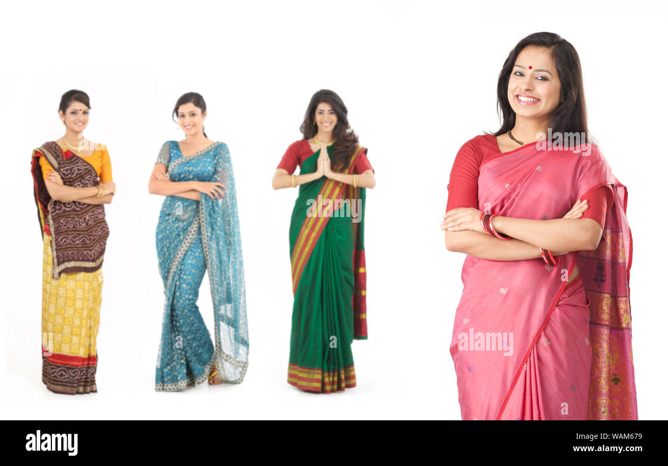 Vier junge Frauen stehen in Sari zusammen Stockfoto