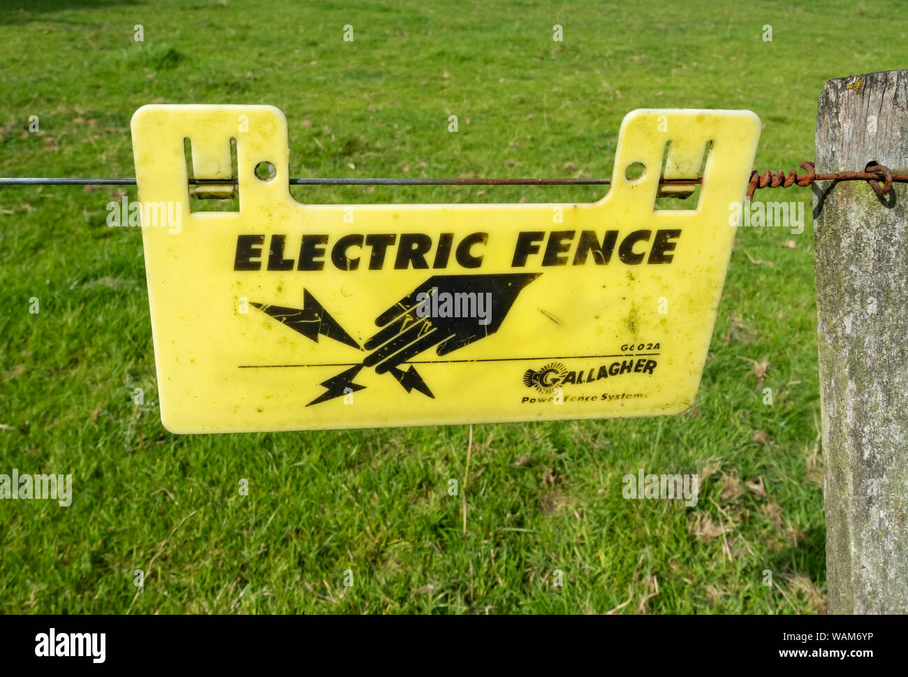 In der Nähe von elektrischen Zaun Zeichen in einem Feld England UK Vereinigtes Königreich GB Großbritannien schützen Stockfoto