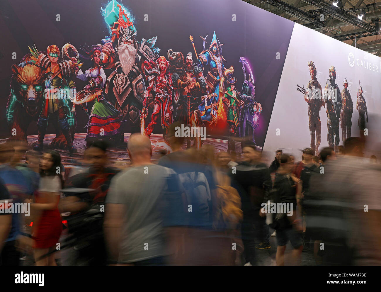 Köln, Deutschland. 21 Aug, 2019. Die Messe Besucher gehen durch Gamescom. Der computer spiele Messe Gamescom findet vom 20. bis 24.08.2019 in Köln. Credit: Oliver Berg/dpa/Alamy leben Nachrichten Stockfoto