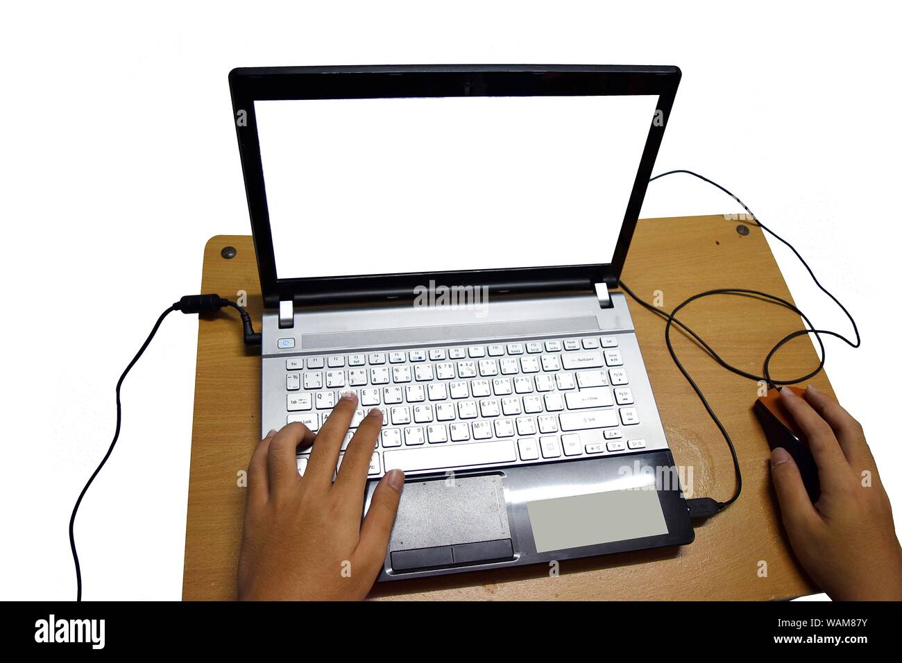 Menschliche Hand Tippen auf der Tastatur Thai und Englisch Buchstaben auf generische Laptop am Tisch auf weißem Hintergrund, Geschäft durch soziales Netzwerk Stockfoto