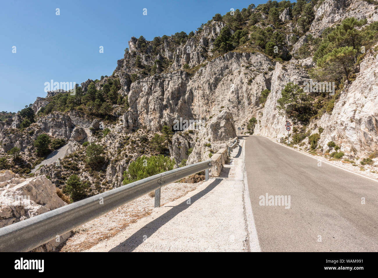 Berg Straße durch den Naturpark Sierras de Tejeda, Almijara y Alhama, Andalusien, Spanien. Stockfoto