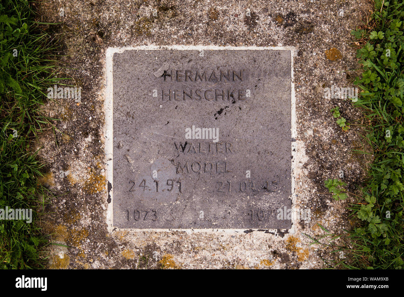 Soldatenfriedhof Vossenack in der Nähe von Huertgenwald, Grab von Fieldmarshall Walter Model, zusammen mit einem anderen Soldaten, Nordrhein-Westfalen, Deutschland. Kriegs Stockfoto