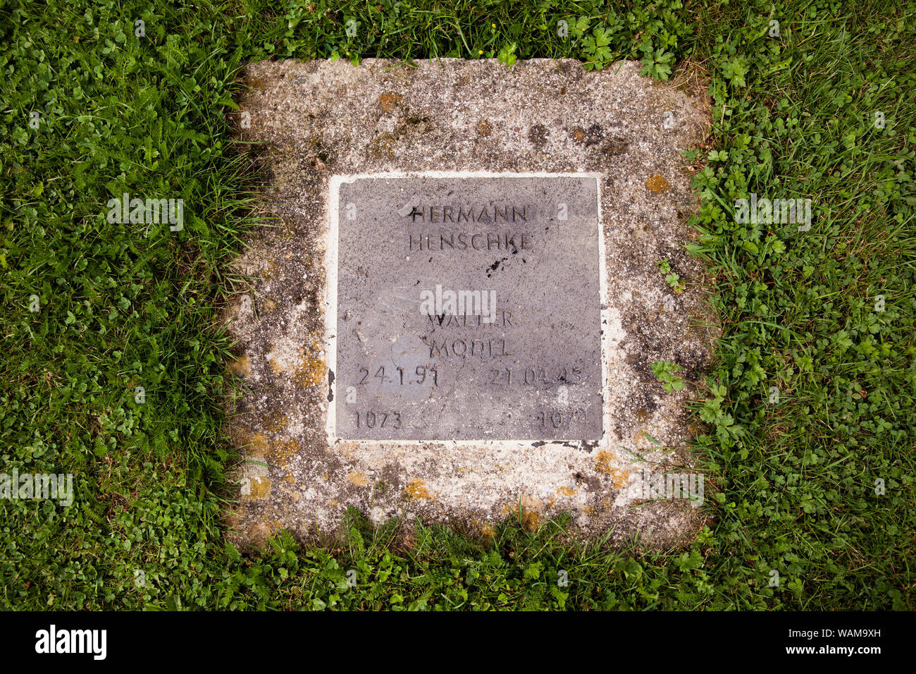 Soldatenfriedhof Vossenack in der Nähe von Huertgenwald, Grab von Fieldmarshall Walter Model, zusammen mit einem anderen Soldaten, Nordrhein-Westfalen, Deutschland. Kriegs Stockfoto