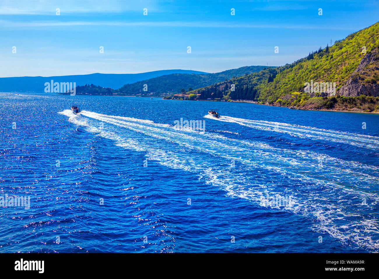 Motorboot fahren, Trail auf dem blauen Wasser Oberfläche Stockfoto