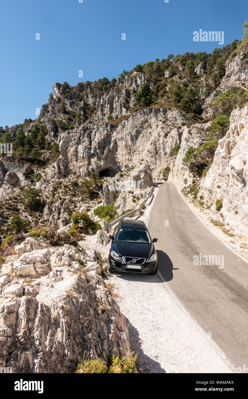 Auto geparkt auf dem Berg Straße durch den Naturpark Sierras de Tejeda, Almijara y Alhama, Andalusien, Spanien. Stockfoto