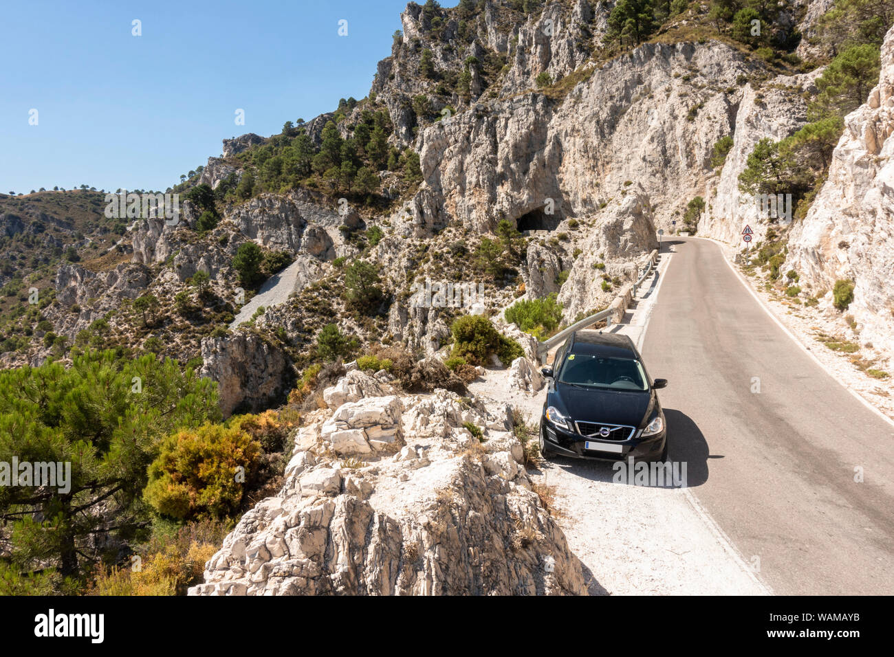 Auto geparkt auf dem Berg Straße durch den Naturpark Sierras de Tejeda, Almijara y Alhama, Andalusien, Spanien. Stockfoto