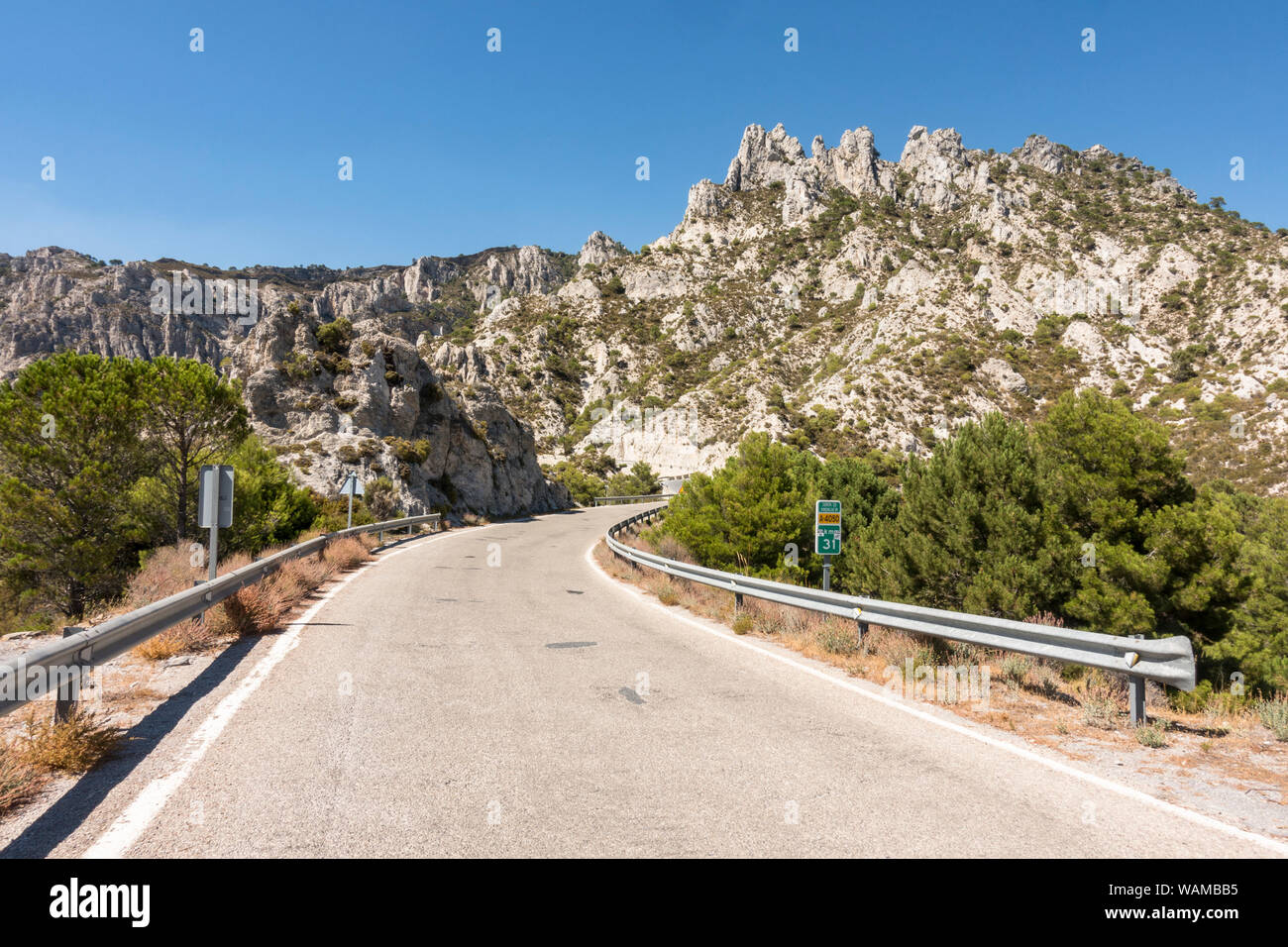 Berg Straße durch den Naturpark Sierras de Tejeda, Almijara y Alhama, Andalusien, Spanien. Stockfoto