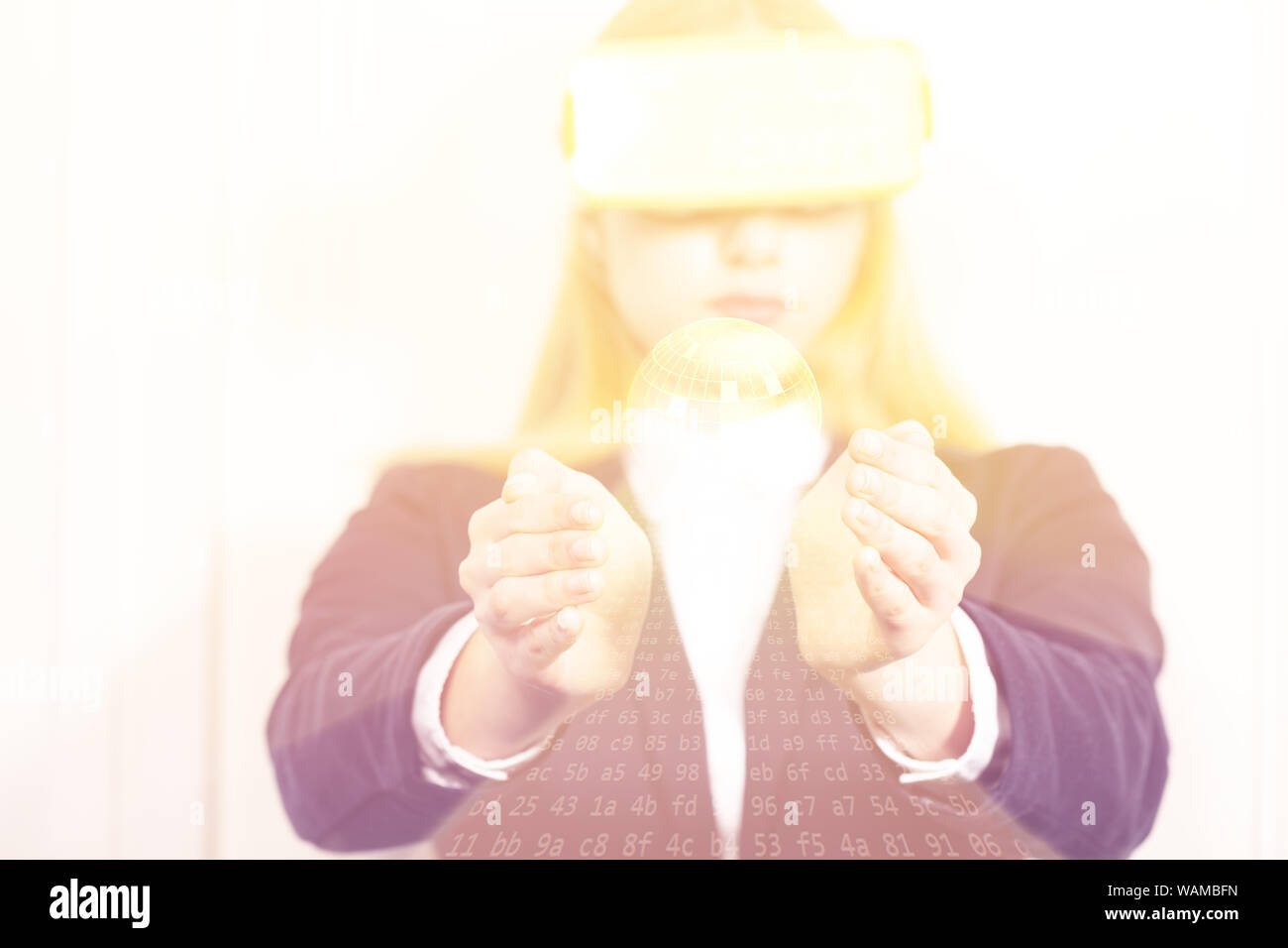 Junge Frau Designer verwendet Virtual Reality Headset Stockfoto