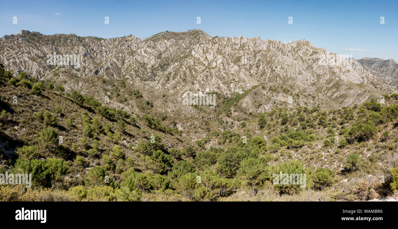 Panoramablick auf den Naturpark Sierras de Tejeda, Almijara y Alhama, in Andalusien, Spanien. Stockfoto
