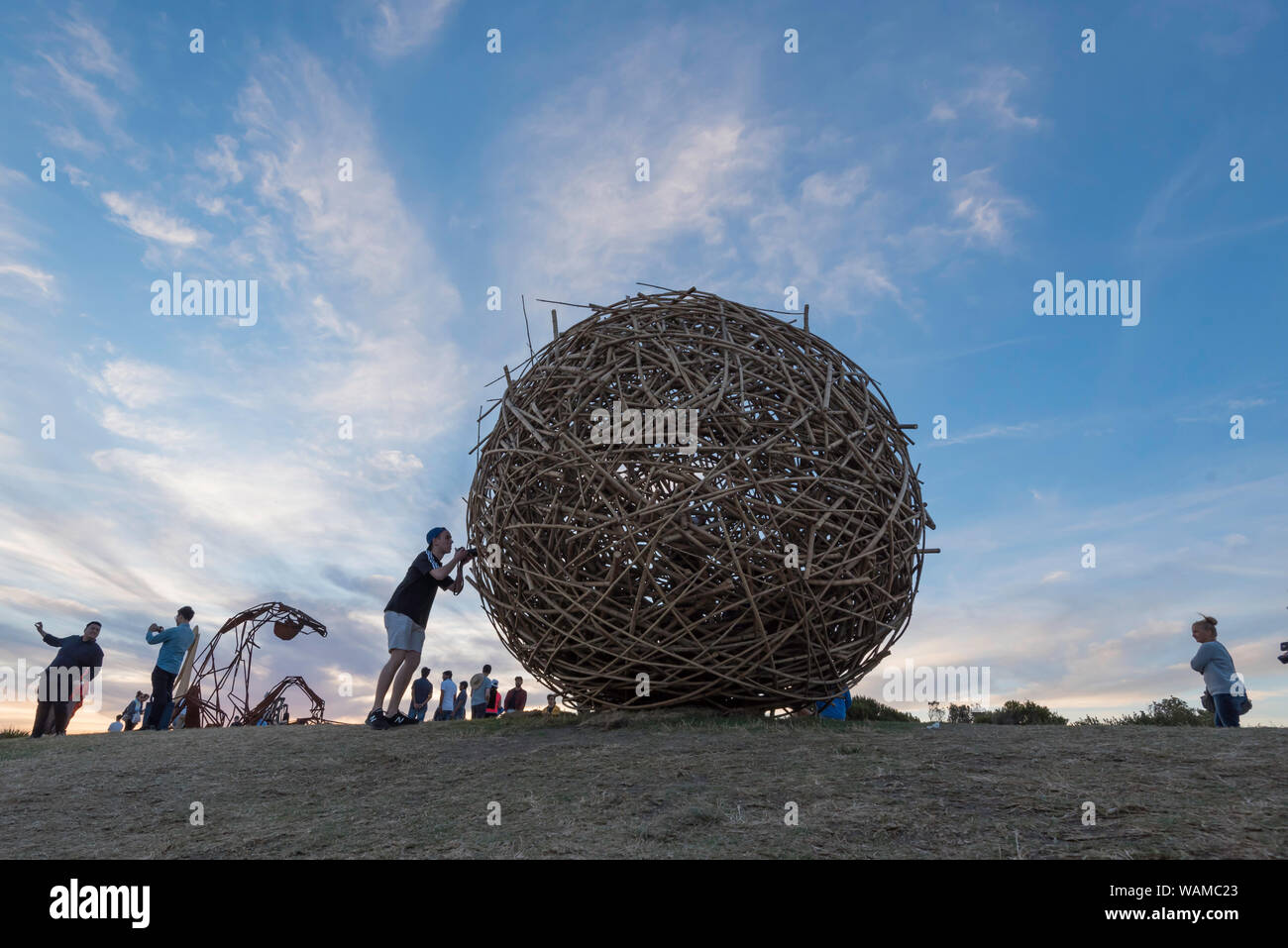 Eine Installation von Höhle Urban mit dem Titel "Die Goldene Stunde" an 20 Skulpturen in der Ausstellung im November 2016 an Sydneys Bondi Beach in Australien Stockfoto