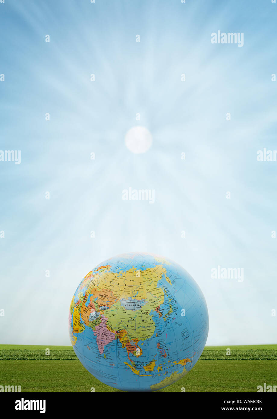 Nahaufnahme eines Globus auf grünem Gras Stockfoto