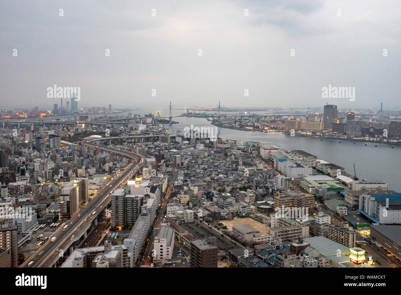 Blick auf Osaka Bay Area in Osaka. Innerhalb der Ansicht ist der Universal Studios Theme Park, und die: Tempozan Bereich einschließlich der Osaka Aquarium Kaiyukan und Stockfoto