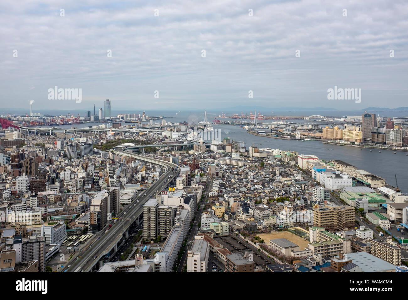 Blick über Minato Ward in Richtung Osaka Bay Area in Osaka. Innerhalb der Ansicht ist der Universal Studios Theme Park, und die: Tempozan Bereich einschließlich der Osaka Aqua Stockfoto