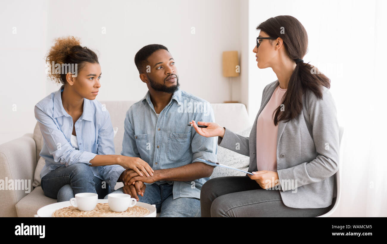 Paar Therapeuten Beratung Afrikanische amerikanische Ehepartner im Büro Stockfoto