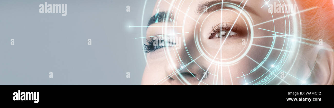 Frau mit elektronischen Informationen Analyse im inneren Auge Stockfoto