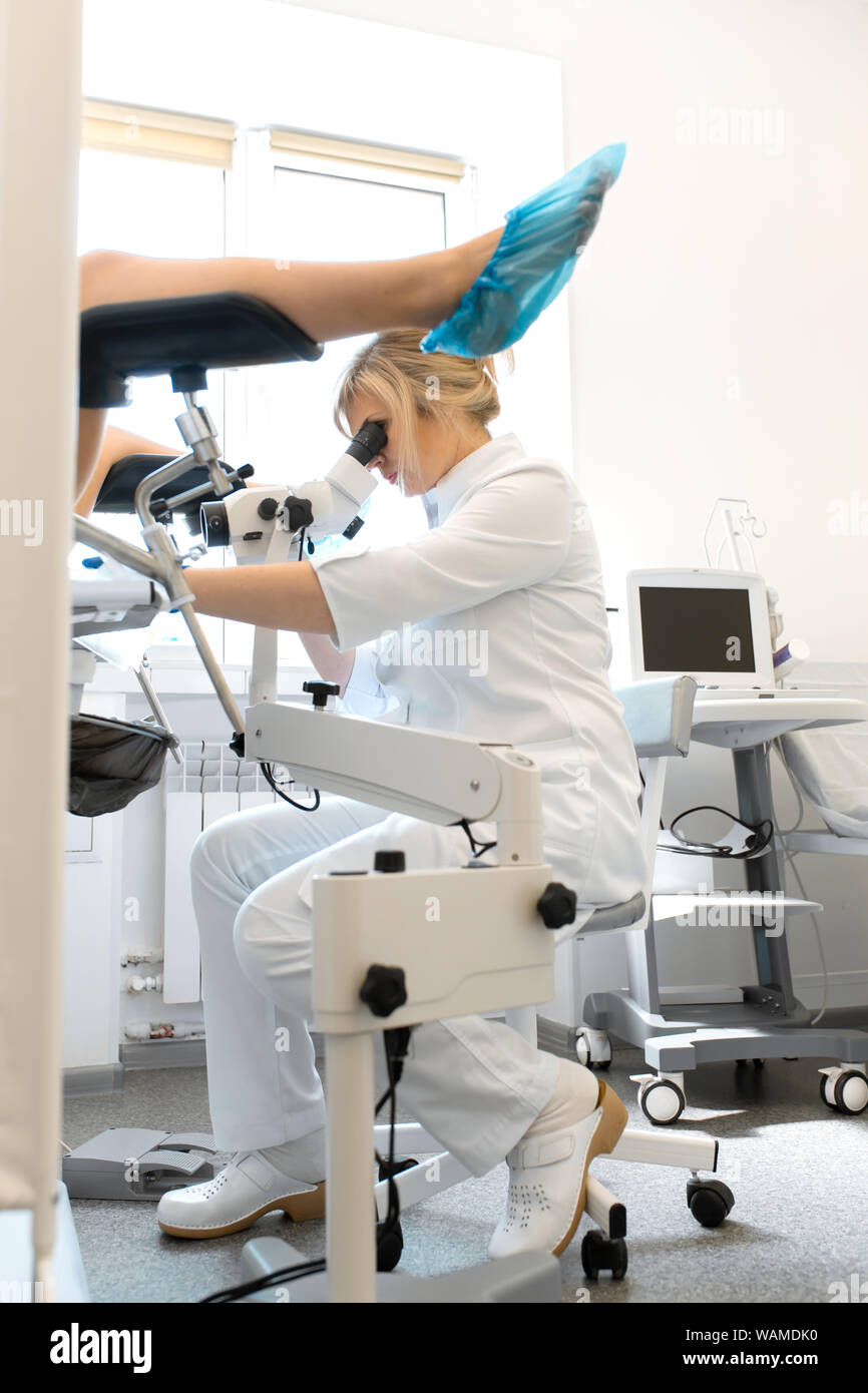 Ein frauenarzt untersucht einen Patienten auf einem gynäkologischen Stuhl.  Workflow eines Gynäkologen Stockfotografie - Alamy