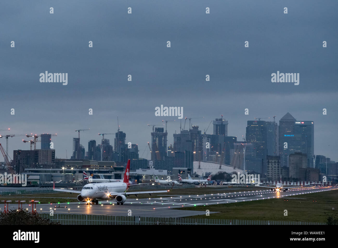 London, Großbritannien - 17, Februar 2019: Helvetic Airways Fluggesellschaft in Zürich Kloten, Schweiz. Flugzeuge des Typs Embraer ERJ-190 Landung in London City Air Stockfoto