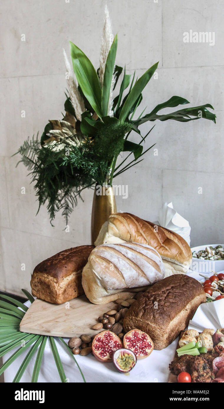 Brot Set-Up bei der Hochzeit Buffet Tisch Stockfoto