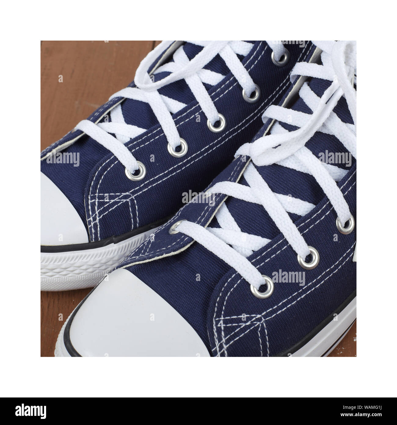 Kleidung, Schuhe und Accessoires - Fragment closeup Paar blau Gumshoes auf einer hölzernen Hintergrund Stockfoto