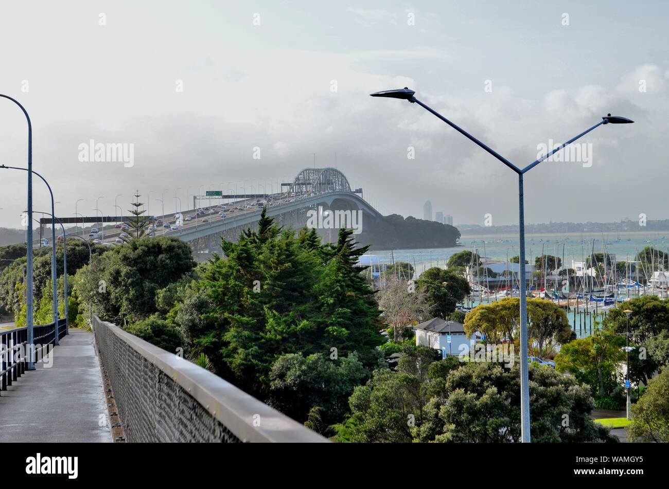 Der Auckland Harbour Bridge verbindet die Stadt mit dem North Shore Stockfoto