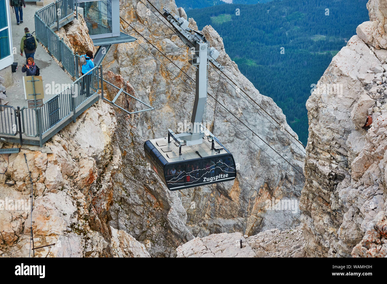 Garmisch-Partenkirchen, Deutschland, 5. August, 2019: Zugspitz Seilbahn hängt von der Stahl Kabel kurz vor der Bergstation auf den Gipfel des Z Stockfoto