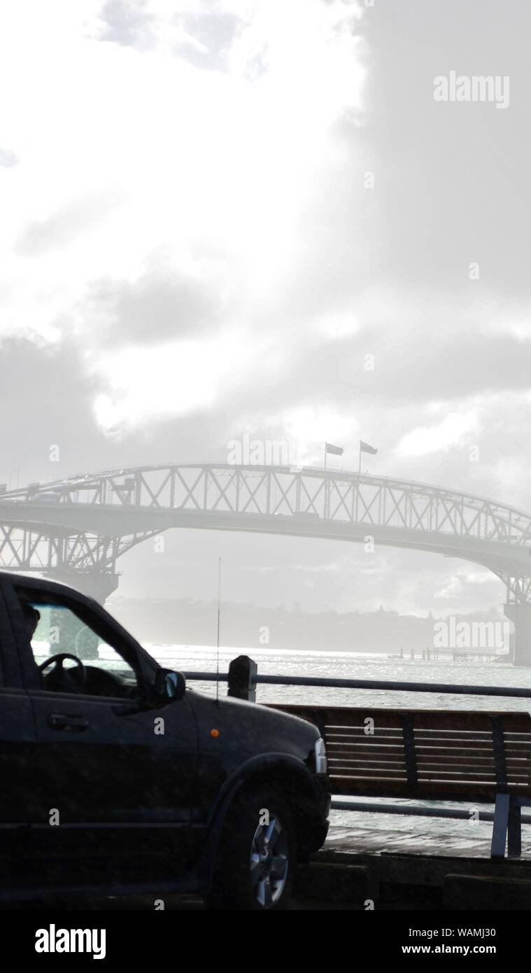 Misty Regen über Auckland Harbour Bridge, Neuseeland Stockfoto