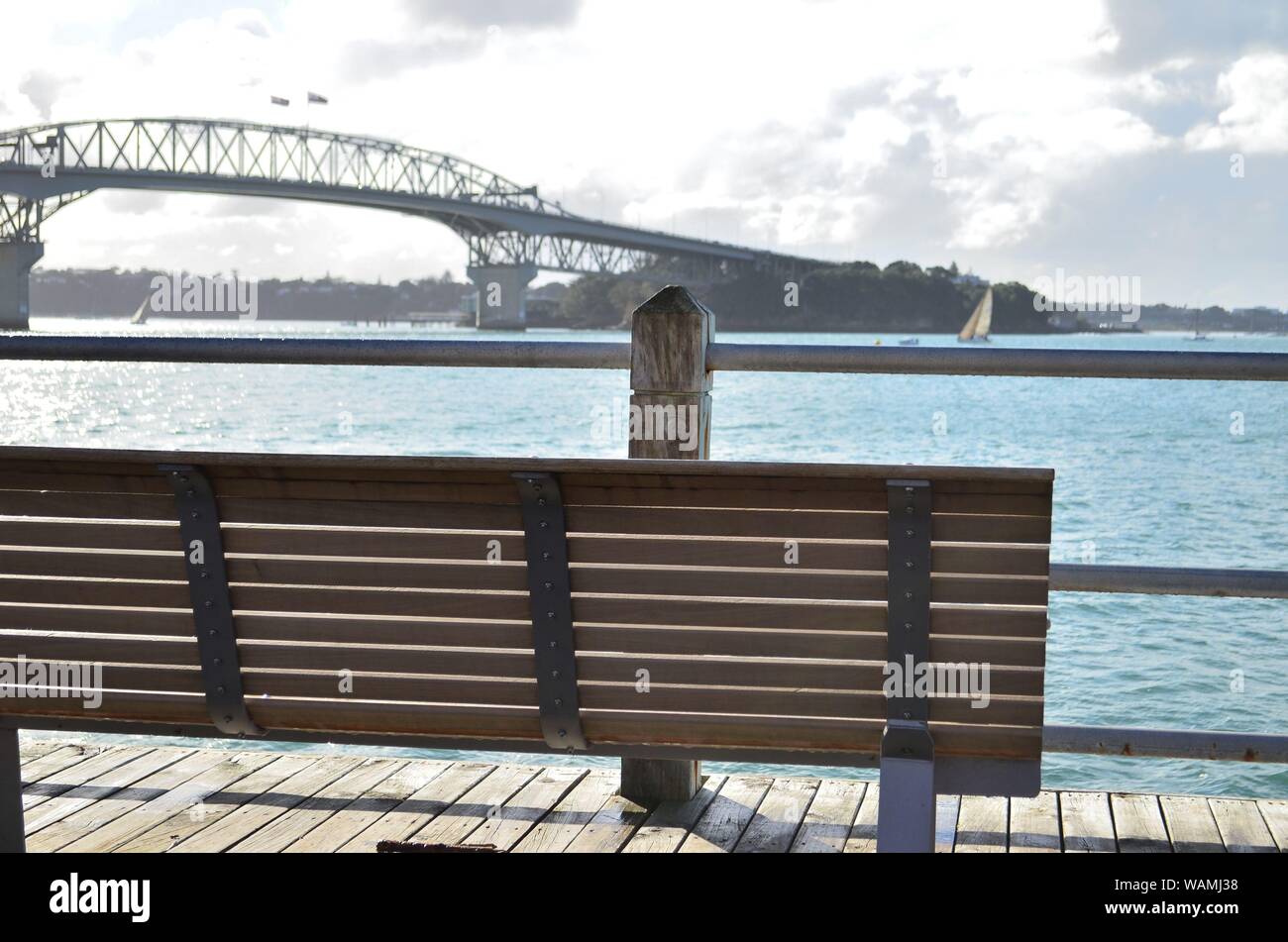 Sitzen und den Blick auf den Hafen von Auckland und Brücke, Neuseeland genießen Stockfoto