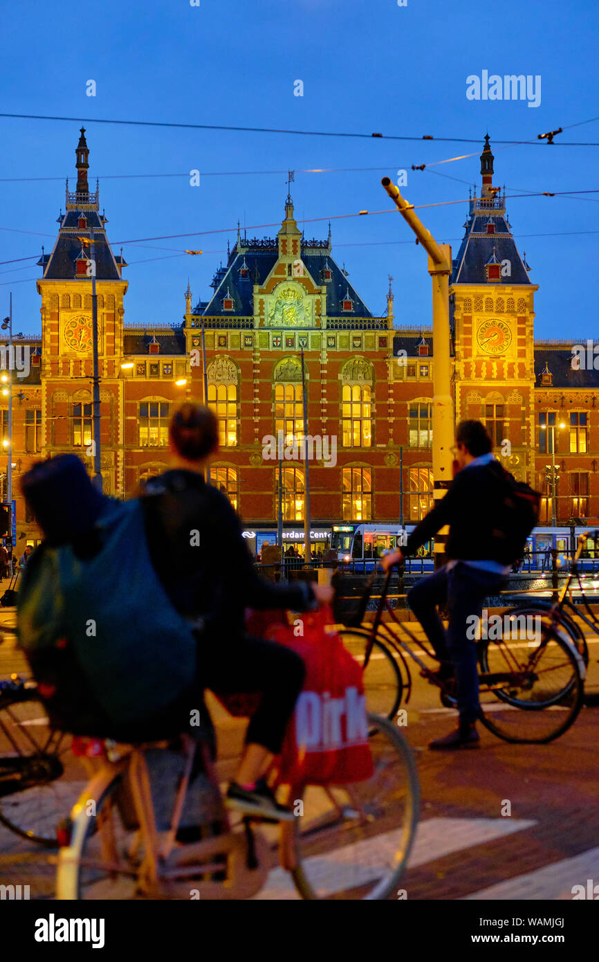 Amsterdam Centraal Gotik, Renaissance Revival Architektur Bahnhof in Amsterdam, Niederlande a major Travel Hub für die Stadt. Stockfoto