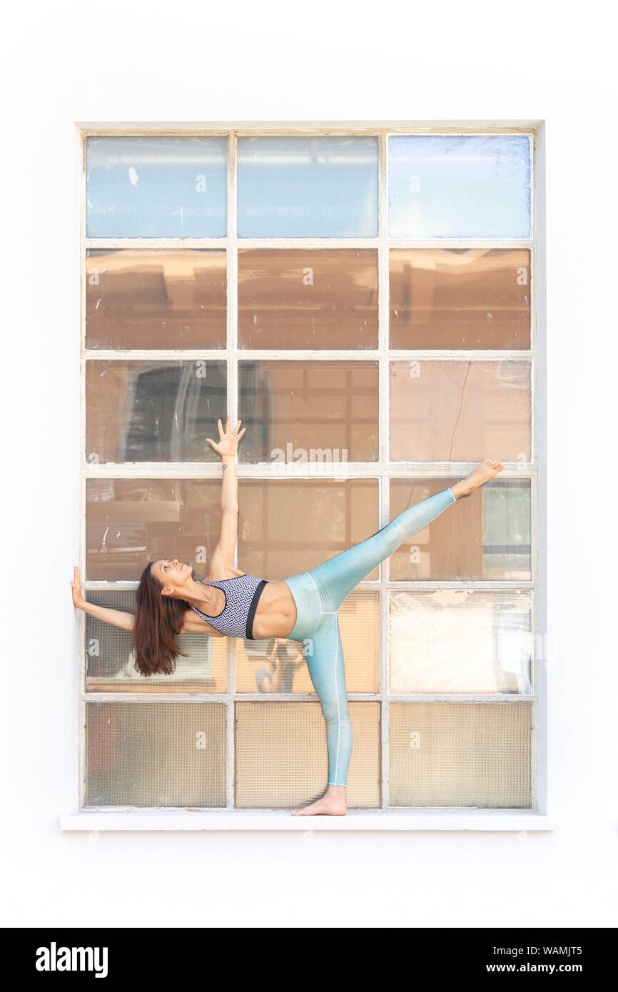 Fit sportlich aktive Mädchen in Mode sportswear Yoga Fitness Übung vor grauen Wand, Outdoor Sport, Urban Style Stockfoto