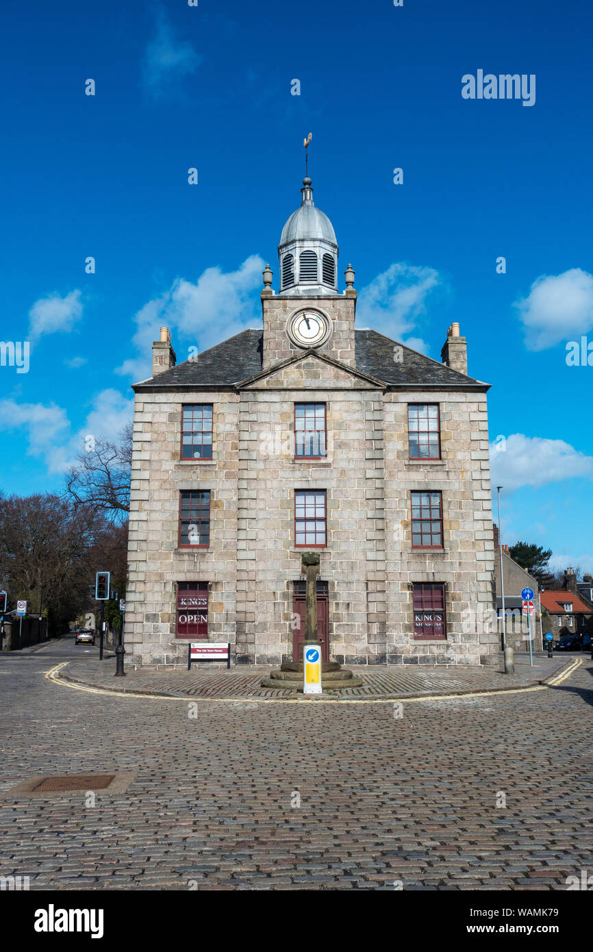 Stadthaus im georgianischen Stil, jetzt King's Museum der Universität von Aberdeen und Mercat Cross auf der High Street, Old Aberdeen, Aberdeen, Schottland, Großbritannien Stockfoto