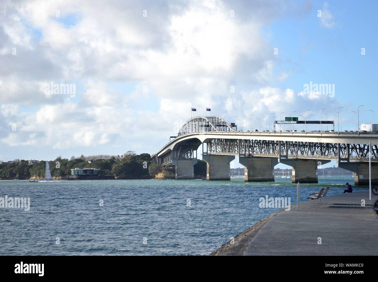 Verkehr im Norden reisen auf die Auckland Harbour Bridge Stockfoto